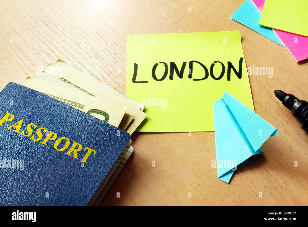 Viaggio a Londra. Aeroplano di carta e il passaporto. Foto Stock