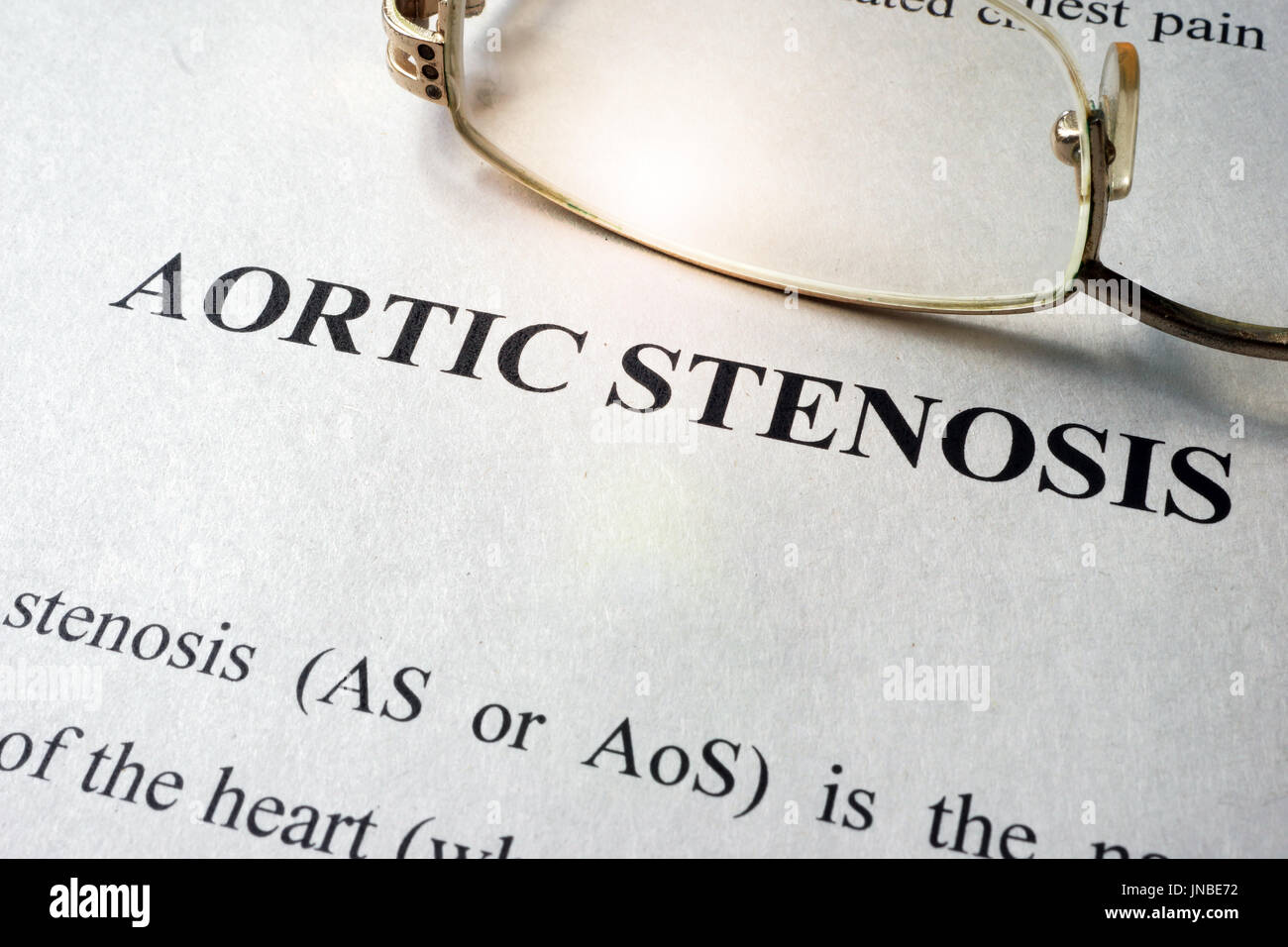 Pagina titolo con stenosi aortica e bicchieri. Foto Stock