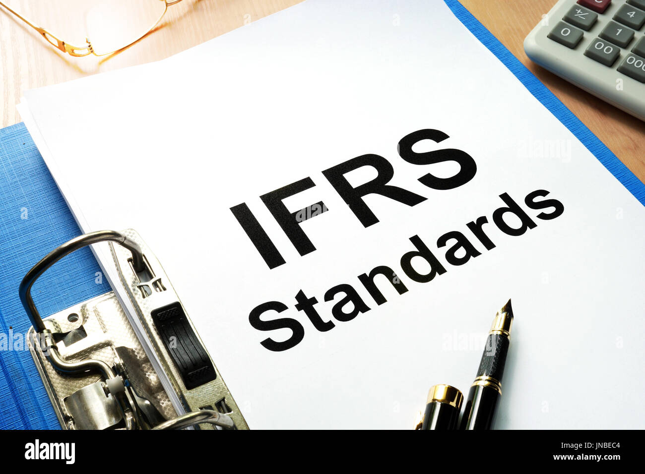 La cartella con i documenti IFRS. Foto Stock