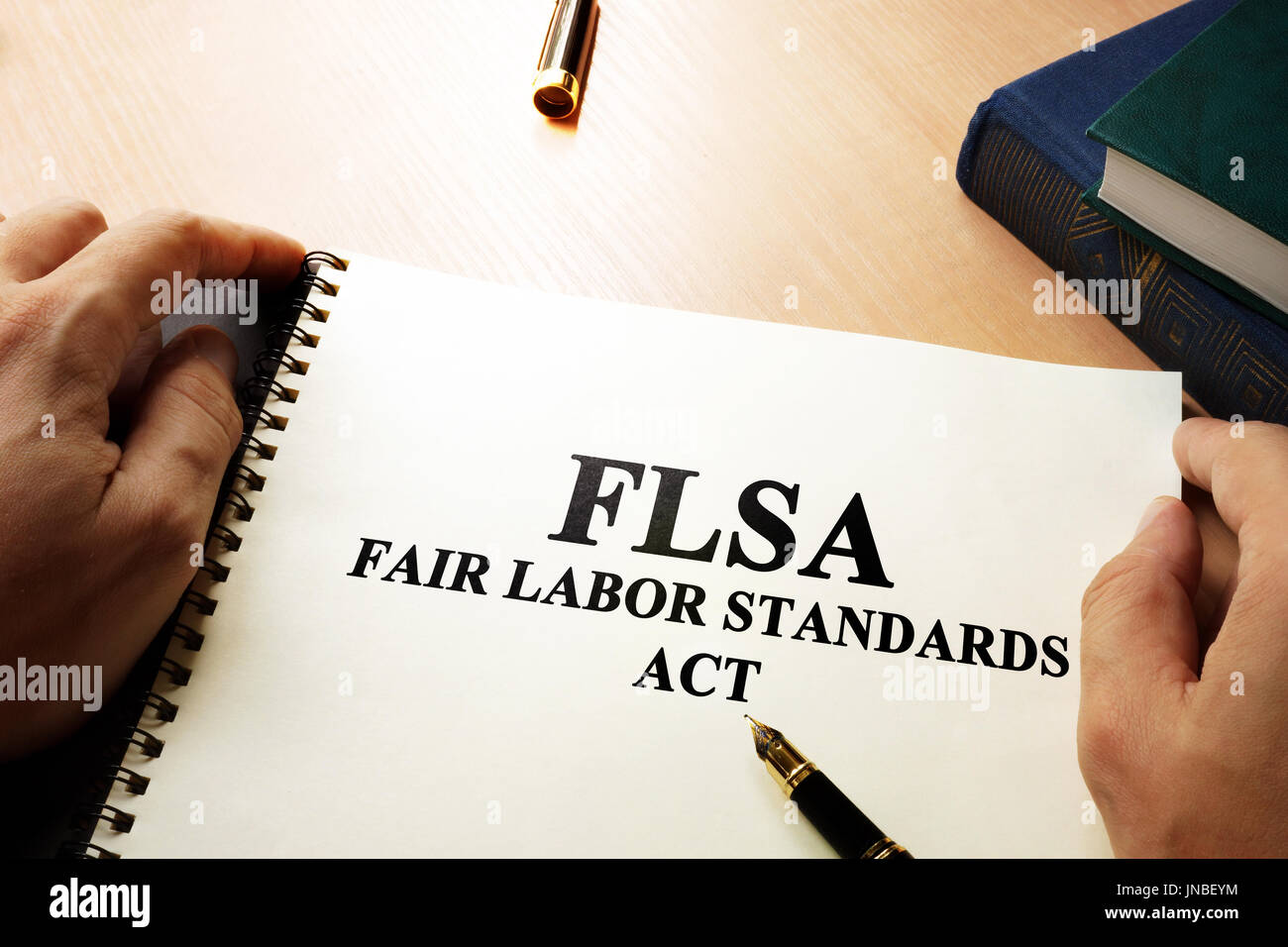 Eque norme di lavoro atto (FLSA) su un tavolo per ufficio. Foto Stock