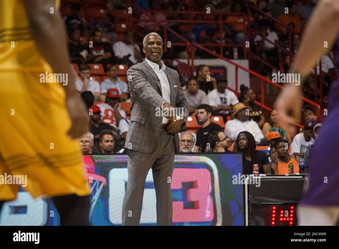 Head Coach charles oakley killer 3s punti dagli spalti urla istruzioni durante il gioco #4 contro danzatori ghost big3 settimana 5 3-in-3 torneo uic pavilion luglio 23,2017 chicago, illinois. Foto Stock