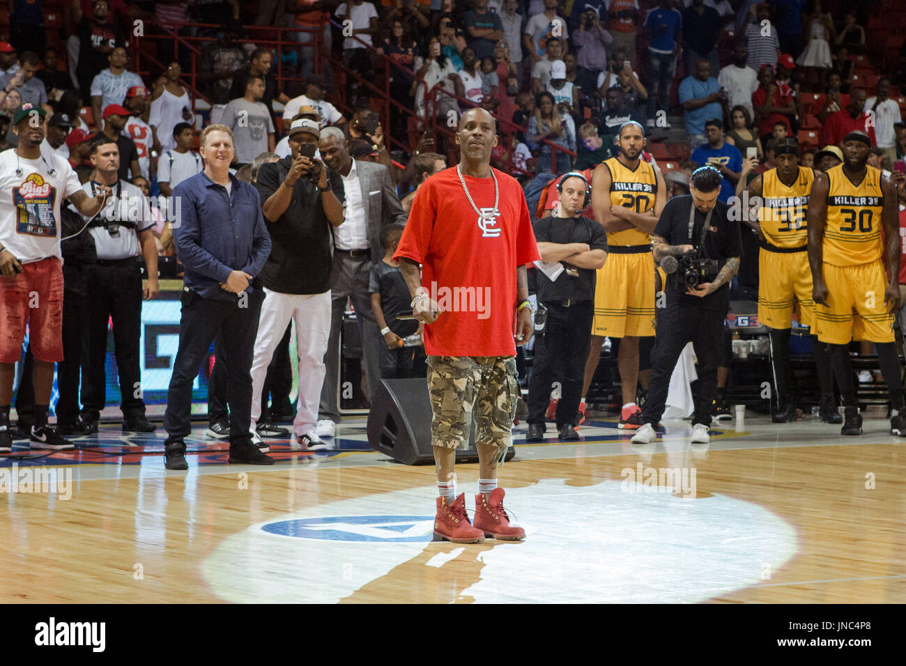 Il rapper dmx pause ascolta la folla rap durante la sua performance a metà tempo durante il gioco #4 big3 settimana 5 3-in-3 torneo uic pavilion luglio 23,2017 chicago, illinois. Foto Stock