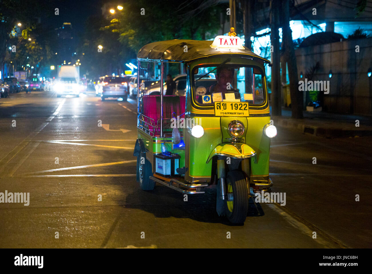 Un verde di tuk-tuk taxi guida su strada a Bangkok, in Thailandia Foto Stock