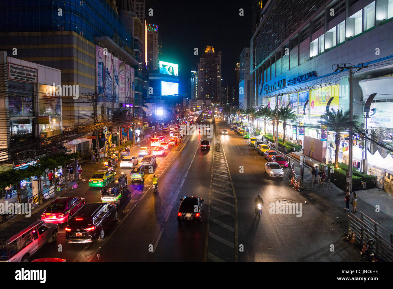 Strada trafficata di notte in Phetchaburi, Bangkok, Thailandia Foto Stock