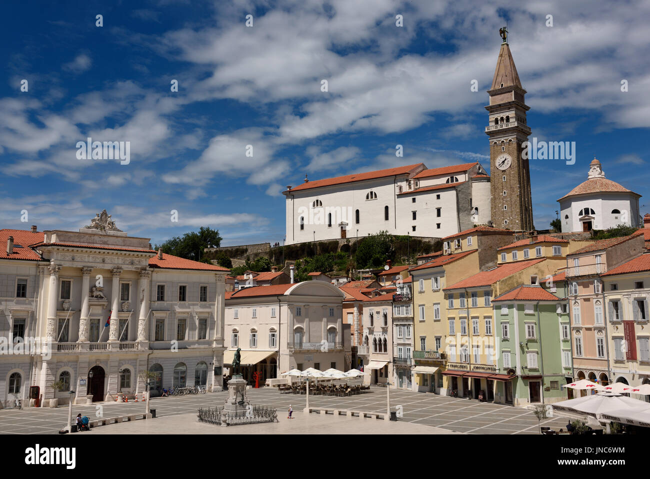 Soleggiata Piazza Tartini a Pirano Slovenia con il Municipio, Tartini statua, casa veneziana, la chiesa parrocchiale di San Giorgio con campanile e Battistero Foto Stock