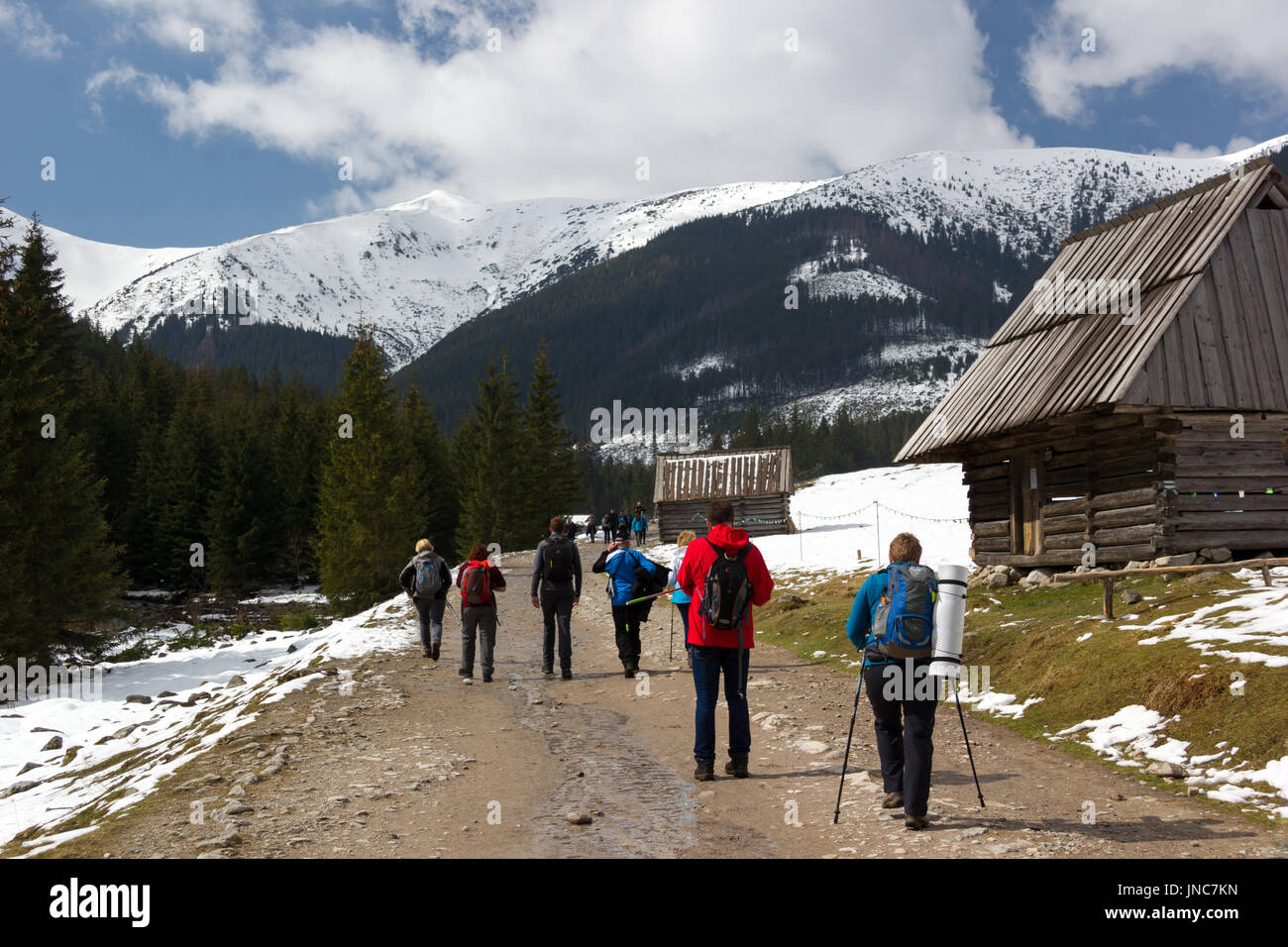 Persone in valle di montagna escursionismo in primavera Foto Stock