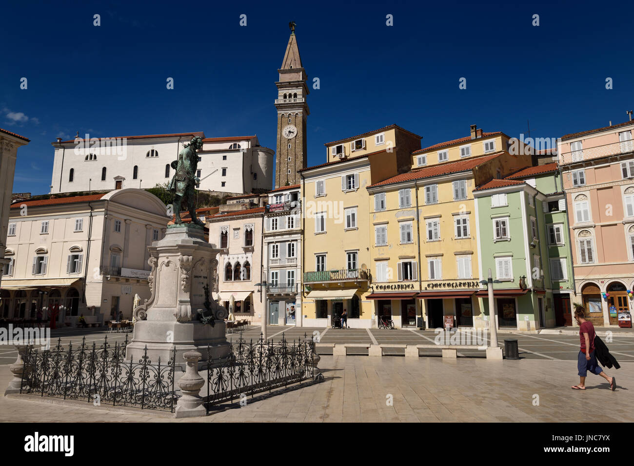 Tartini Statua in Piazza Tartini Piran Slovenia con San Giorgio parrocchia della chiesa cattolica romana e un orologio e la torre campanaria Foto Stock