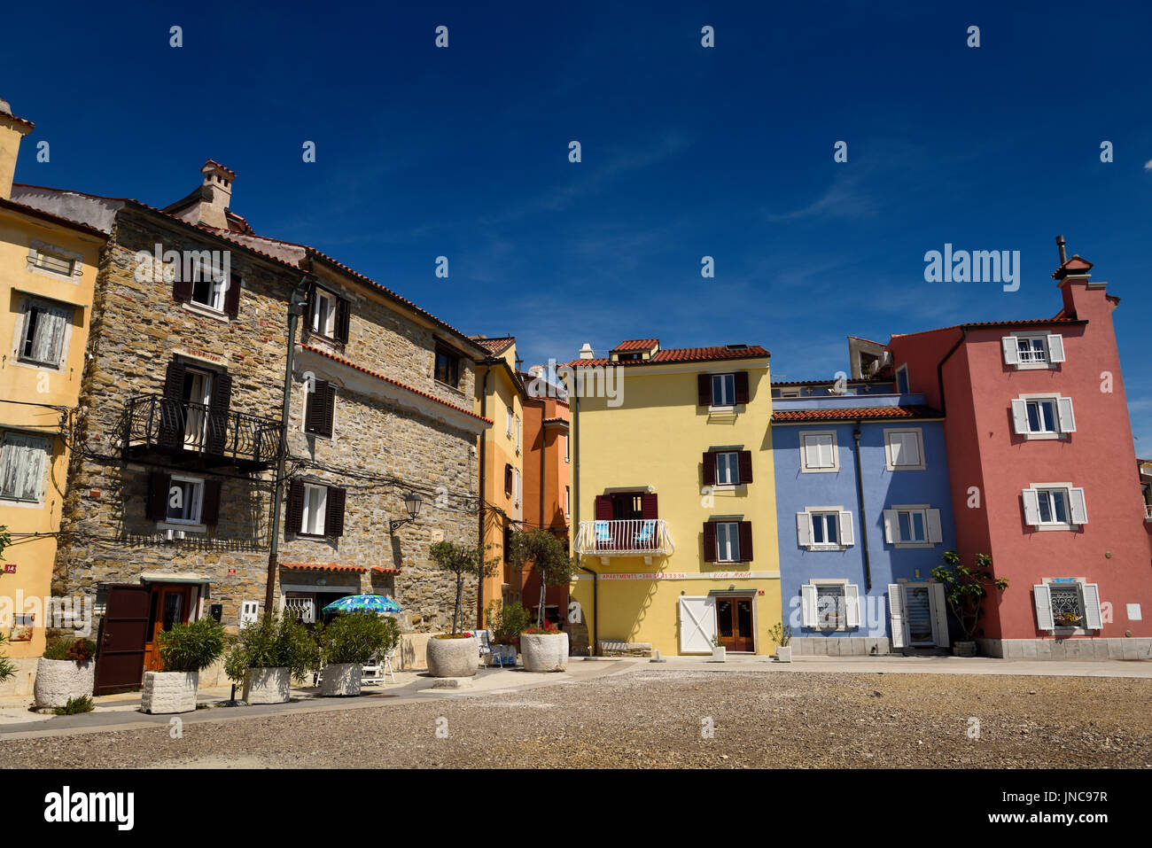 Appartamenti Colorati a Punta punto di pirano Slovenia sul mare Adriatico costa vicino al faro e alla Chiesa di San Clemente Foto Stock