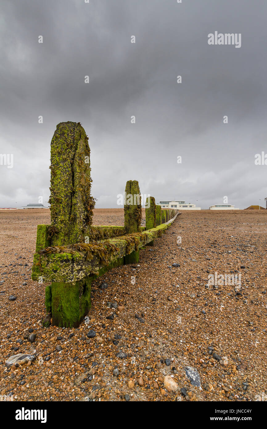 Struttura di frangionde eroso in ciottoli sulla spiaggia a Goring-da-Mare Foto Stock