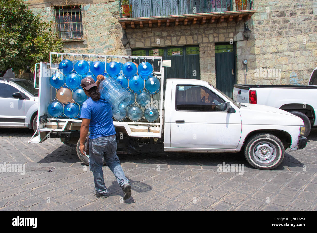 Acqua in bottiglia il distributore in Oaxaca, Messico Foto Stock