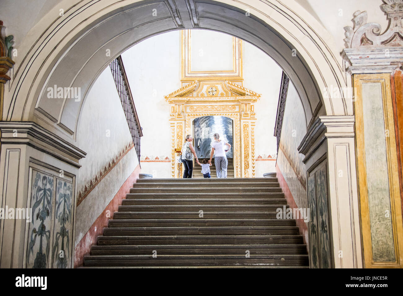 I visitatori al Museo de las Culturas de Oaxaca, Museo de las Culturas de Oaxaca, ex convento, Oaxaca, Messico Foto Stock