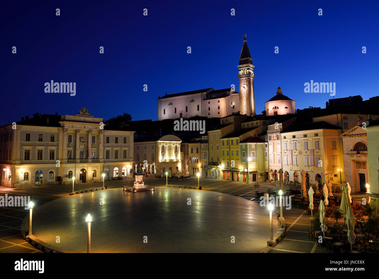 Vuoto Piazza Tartini a Pirano Slovenia con il Municipio, Tartini statua, la chiesa parrocchiale di San Giorgio con il battistero e la chiesa di San Pietro all'alba Foto Stock