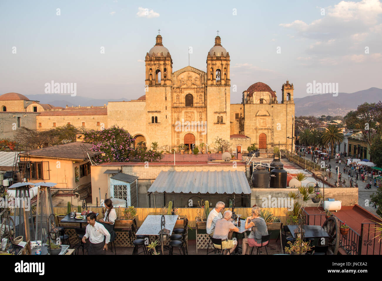 Il ristorante sul tetto nella parte anteriore del Templo de Santo Domingo, Oaxaca, Messico Foto Stock