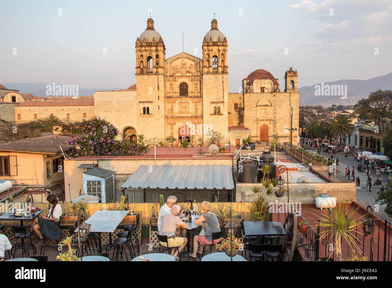 Il ristorante sul tetto nella parte anteriore del Templo de Santo Domingo, Oaxaca, Messico Foto Stock