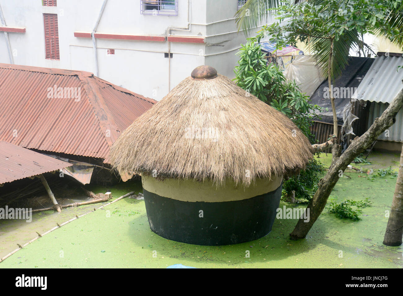 Ghatal, India. 29 Luglio, 2017. Vista della località allagate in Ghatal subdivion del Bengala Occidentale il 29 luglio 2017. Le piogge e il rilascio di acqua da parte della valle del Damodar Corporation Fiume Shilabati rompere la diga sul fiume e in parte ondata di suddivisione Ghatal 115 km dalla capitale dello stato Kolkata sulla luglio 29, 2017 in Ghatal. Credito: Saikat Paolo/Pacific Press/Alamy Live News Foto Stock