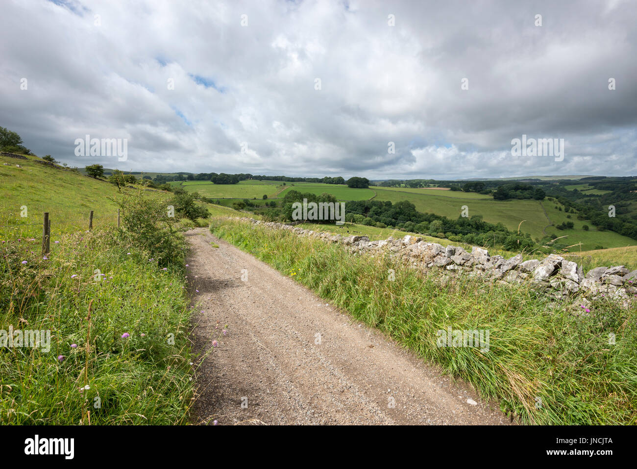 Paese di lingua inglese in corsia del Peak District, Derbyshire, in Inghilterra. Foto Stock