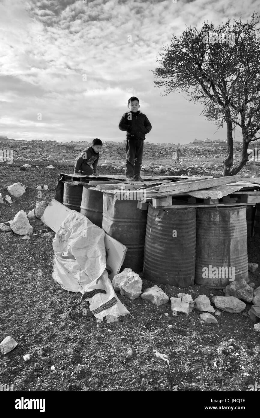 Beduina palestinese i bambini nel villaggio tribale ad est di Gerusalemme, West Bank, 12 gennaio 2011. Beduins sostenere uno stile di vita nomade, a vivere in tende Foto Stock