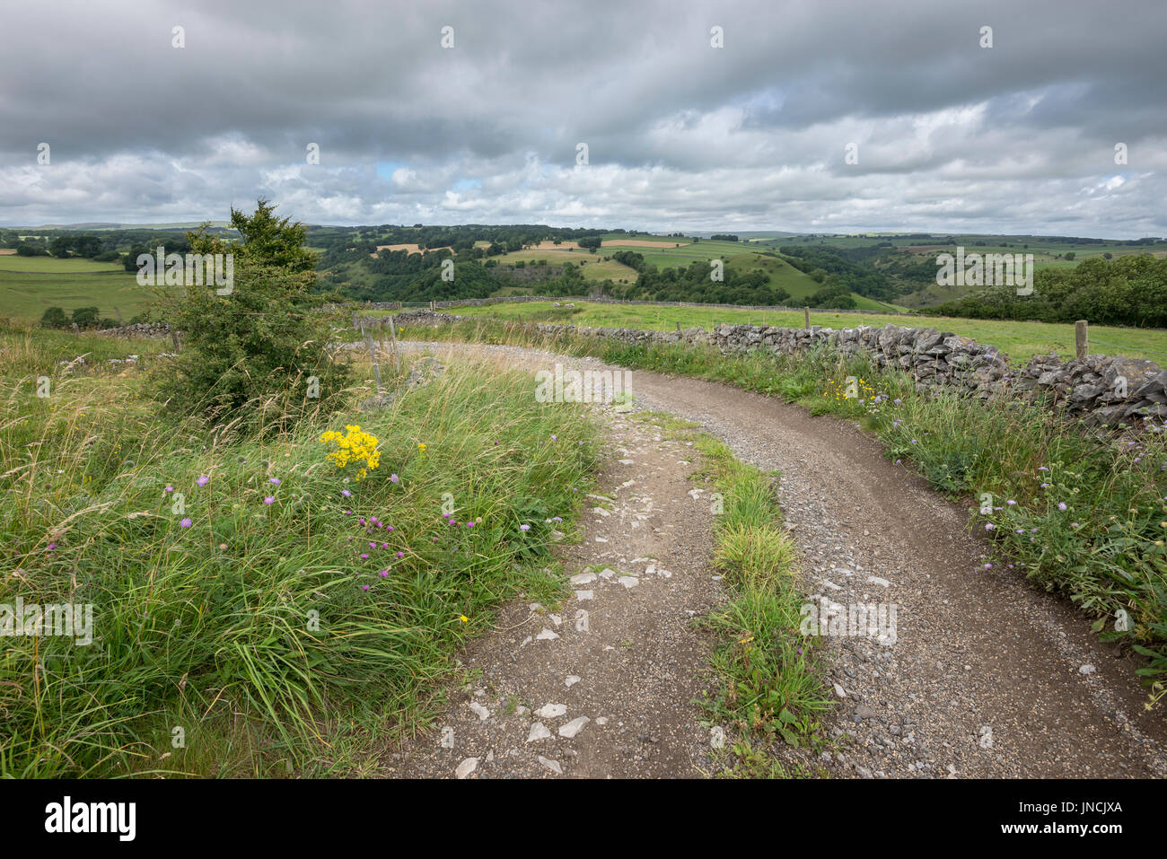 Paese di lingua inglese in corsia del Peak District, Derbyshire, in Inghilterra. Foto Stock