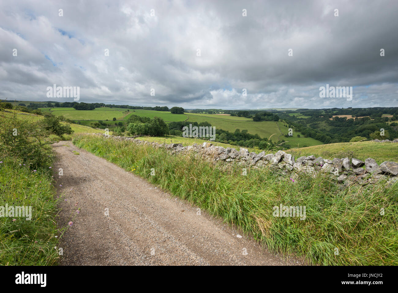Paese di lingua inglese in corsia del Peak District, Derbyshire, in Inghilterra. Foto Stock