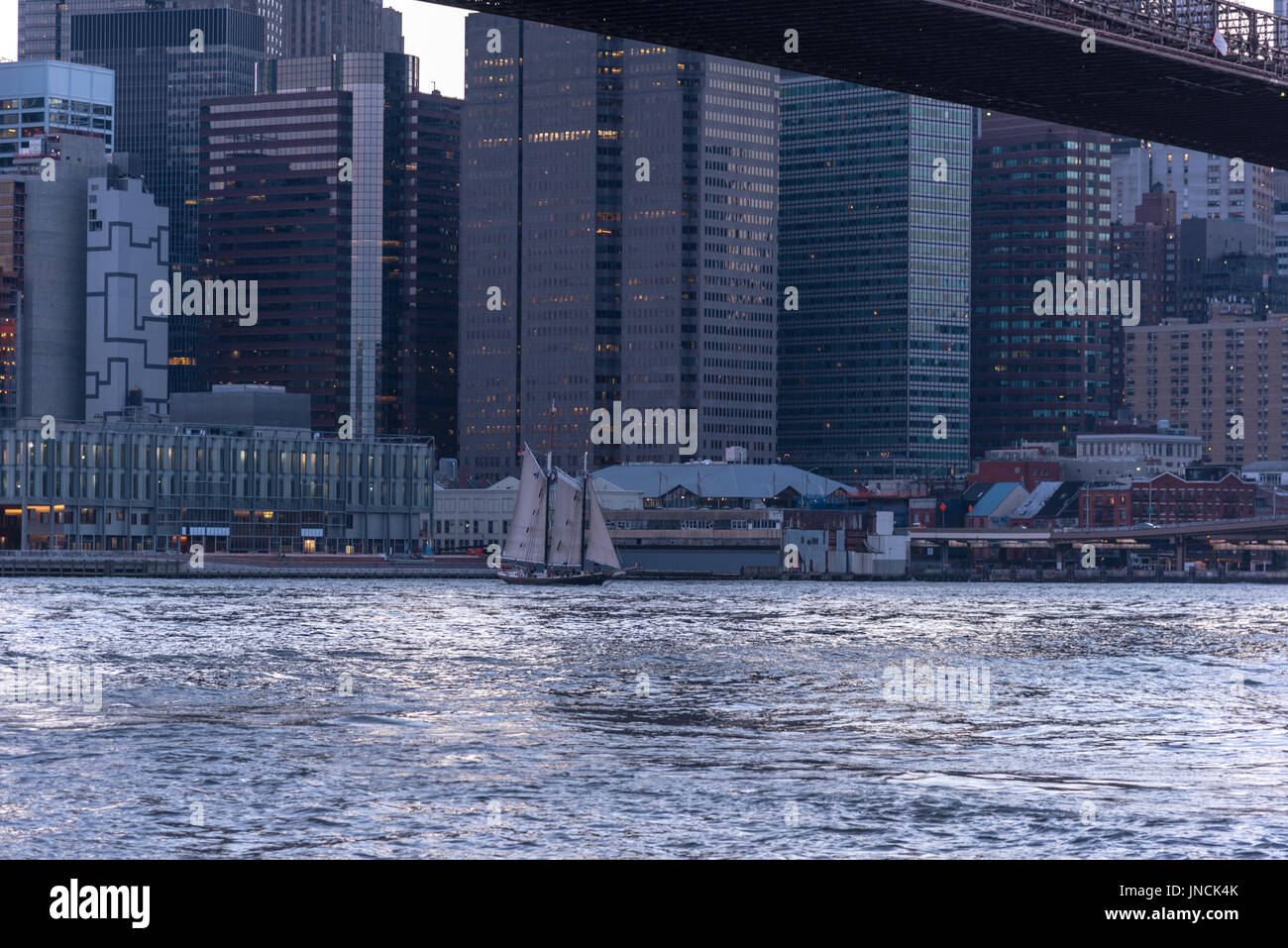 Una serata a Ponte di Brooklyn Park Foto Stock