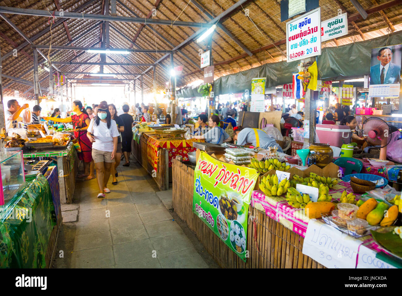 Khlong Lat Mayům mercato galleggiante, Bangkok in Thailandia Foto Stock