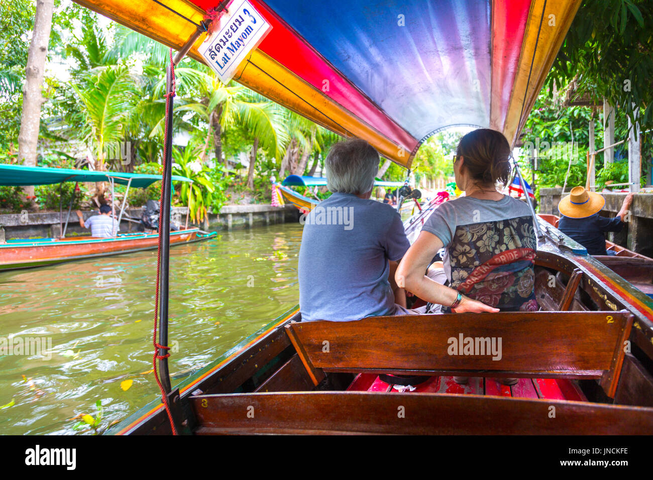 Gita in barca sul lat Ta Niao canal da Khlong Lat Mayům Mercato Galleggiante di Bangkok, Tailandia Foto Stock