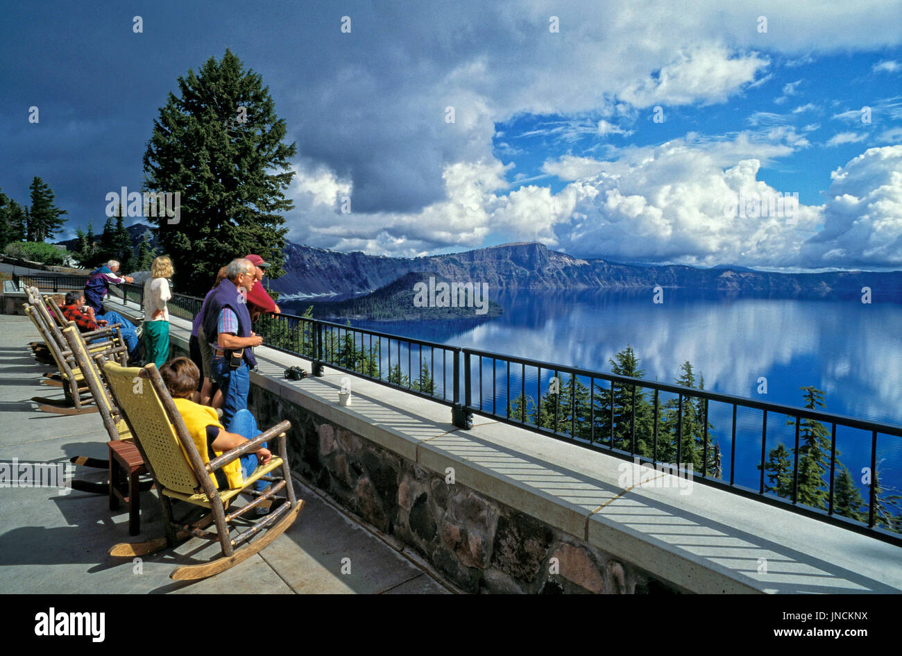 Gli ospiti presso il cratere del lago Lodge gode di vista del cratere del lago e Wizard Island; Parco nazionale di Crater Lake, Oregon. Foto Stock