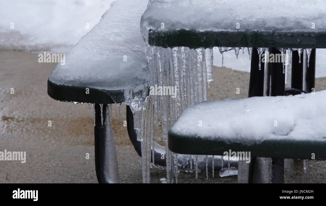 Banco di picnic congelato e nevicato Foto Stock