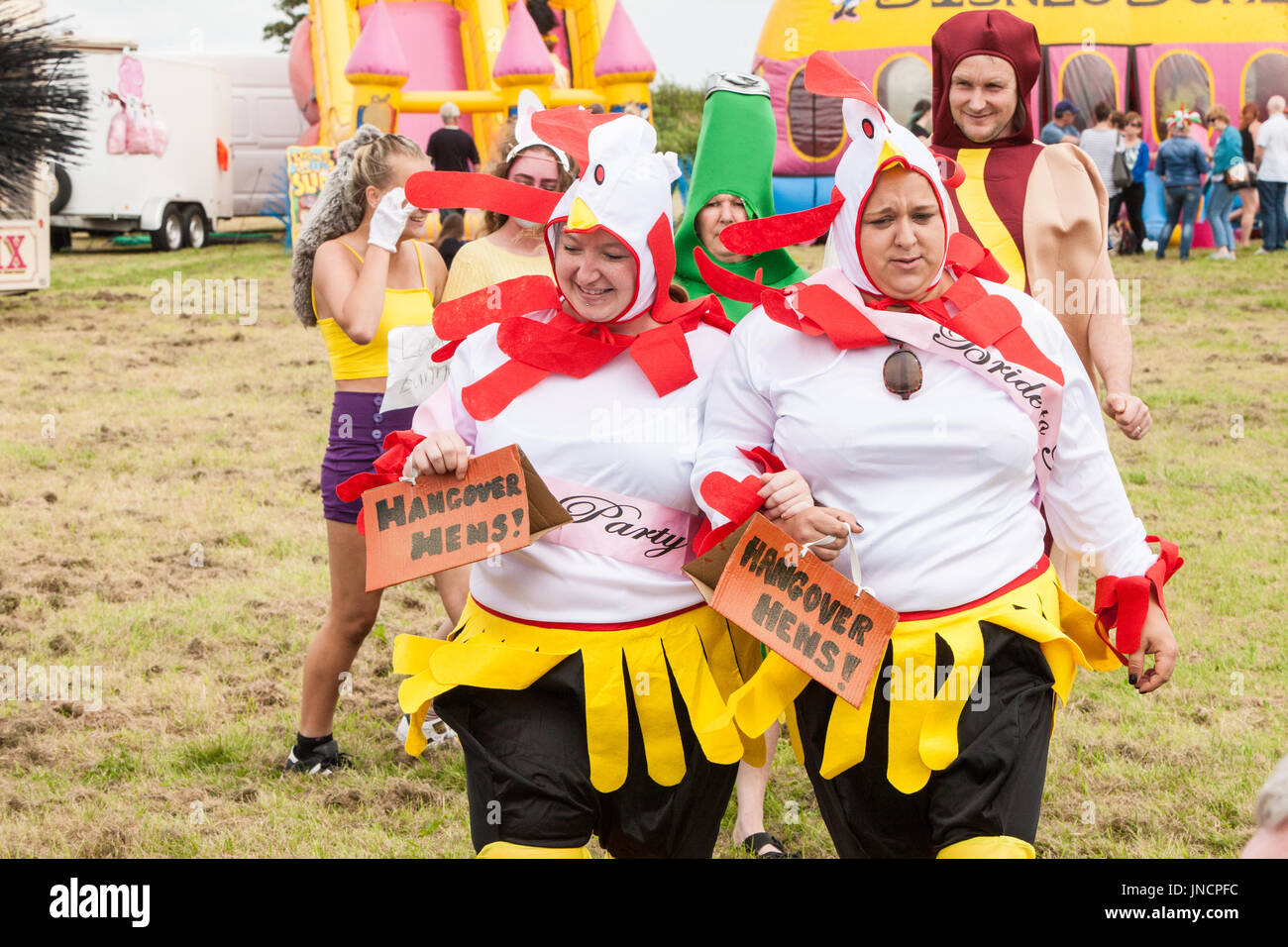 Fancy Dress,parade,brass band,spettacoli a,durante,10esimo anniversario,d,Llansaint, villaggio,Carnevale,rural,Carmarthenshire,Galles,U.K.,UK,l'Europa, Foto Stock