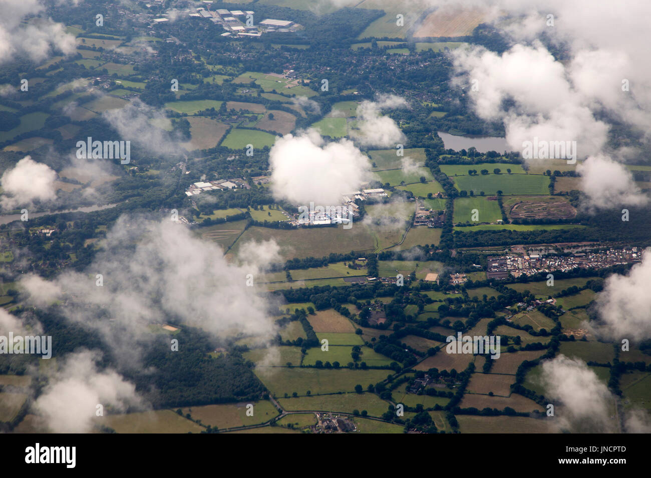 Un mosaico di campi visto dall'aria vicino aeroporto di Gatwick di Londra, Inghilterra, Regno Unito Foto Stock