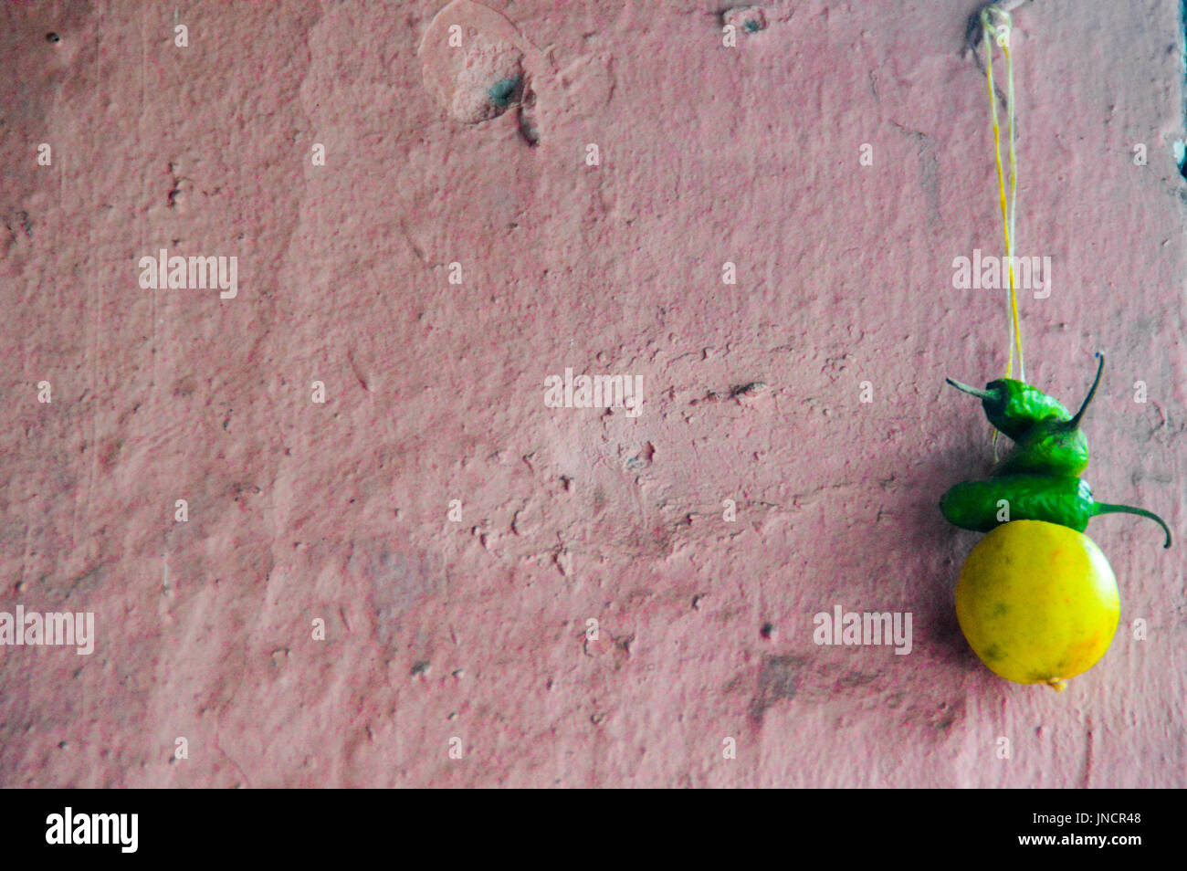 Limone e peperoncino impiccati nelle case in Nepal e India come fascino di buona fortuna e protezione contro l'occhio malvagio Foto Stock