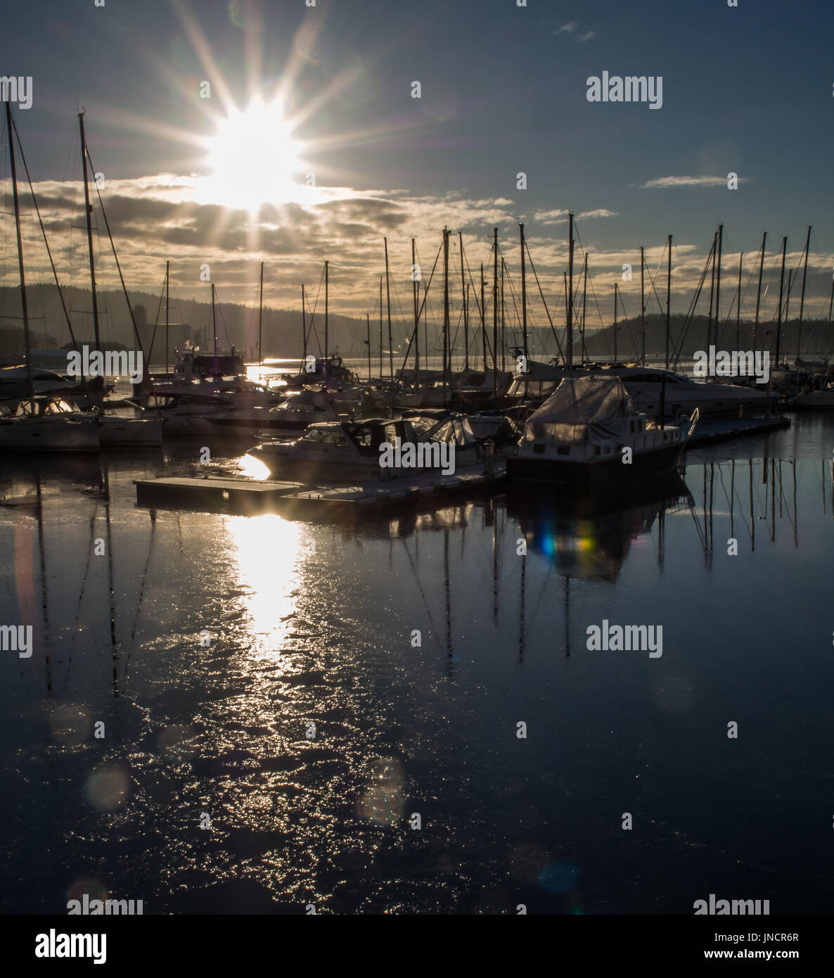Un bellissimo tramonto sull'acqua congelata della baia del porto di Oslo Foto Stock