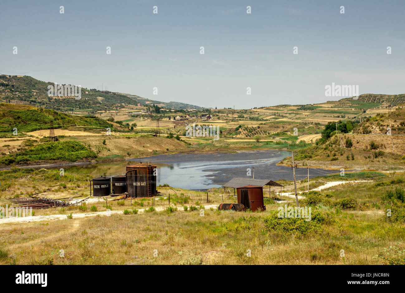 Pompaggio di petrolio paesaggio inquinato in Albania industria di potenza Foto Stock