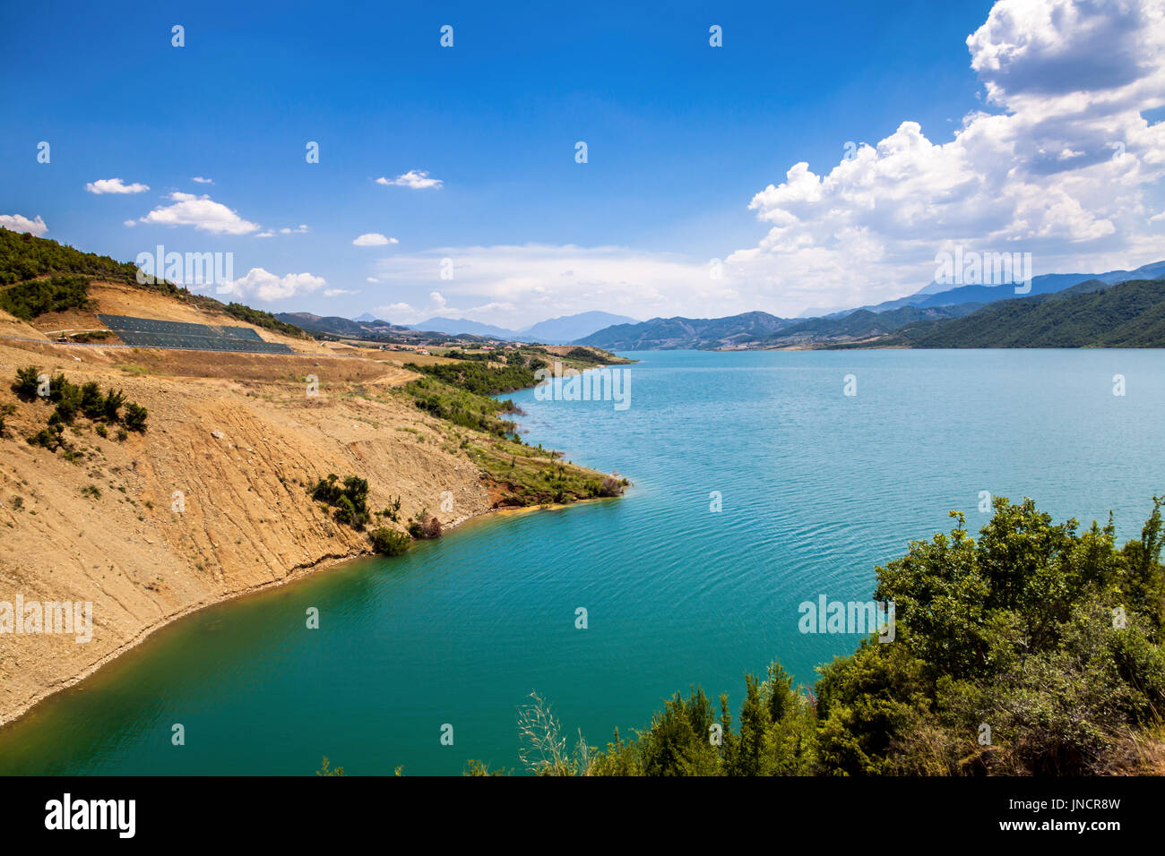 Acqua di lago Reservoire Landscaoe distretto di Gramsh Albanien punta di viaggio Europa Foto Stock