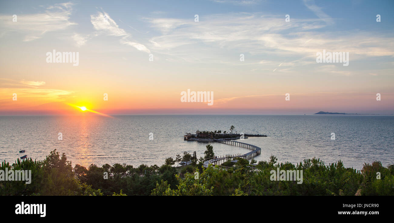Sunset Seascape con piccola isola presso la costa Albania Kavaje punta di viaggio Europa Foto Stock