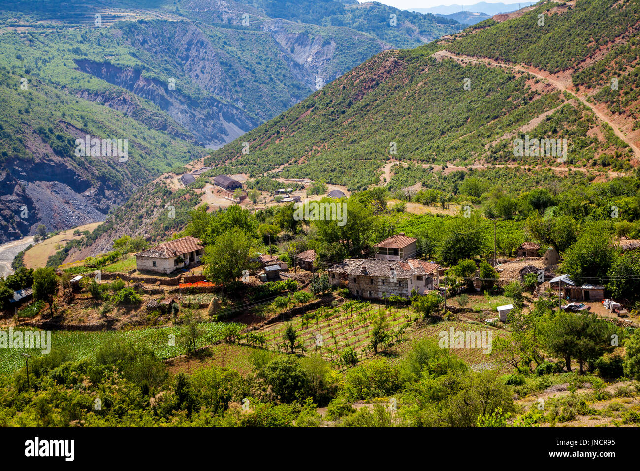 L'Albania colline Natura e paesaggio villaggi comprensorio di Gramsh punta di viaggio Foto Stock