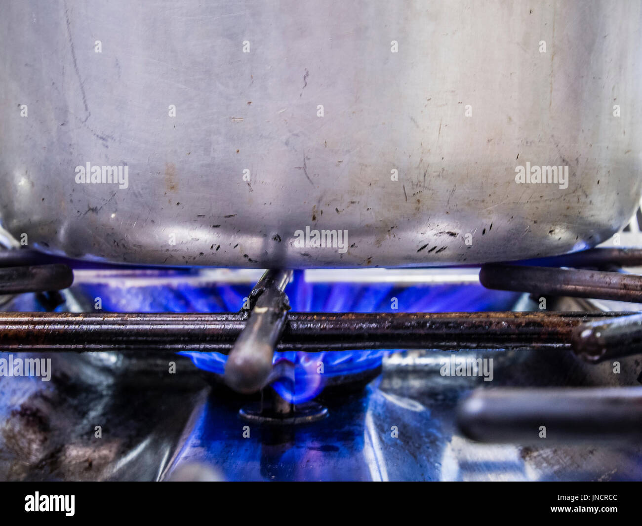 bollire l'acqua in una pentola professionale da 5 litri per cucinare la pasta fresca in una cucina professionale Foto Stock