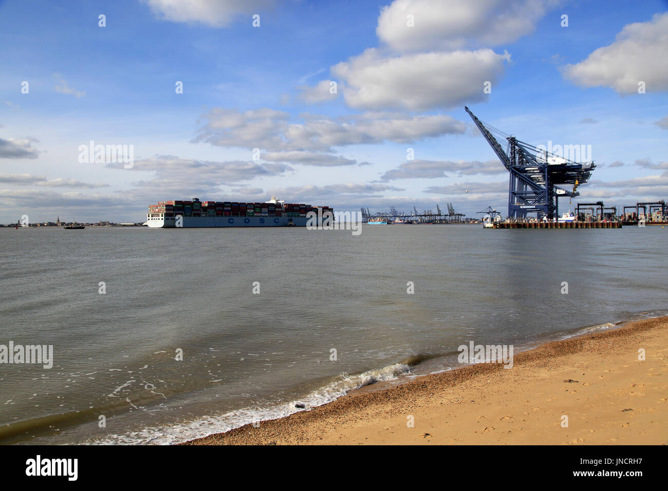 Cosco linea marittima nave container che arrivano al porto di Felixstowe, Suffolk, Inghilterra, Regno Unito Foto Stock