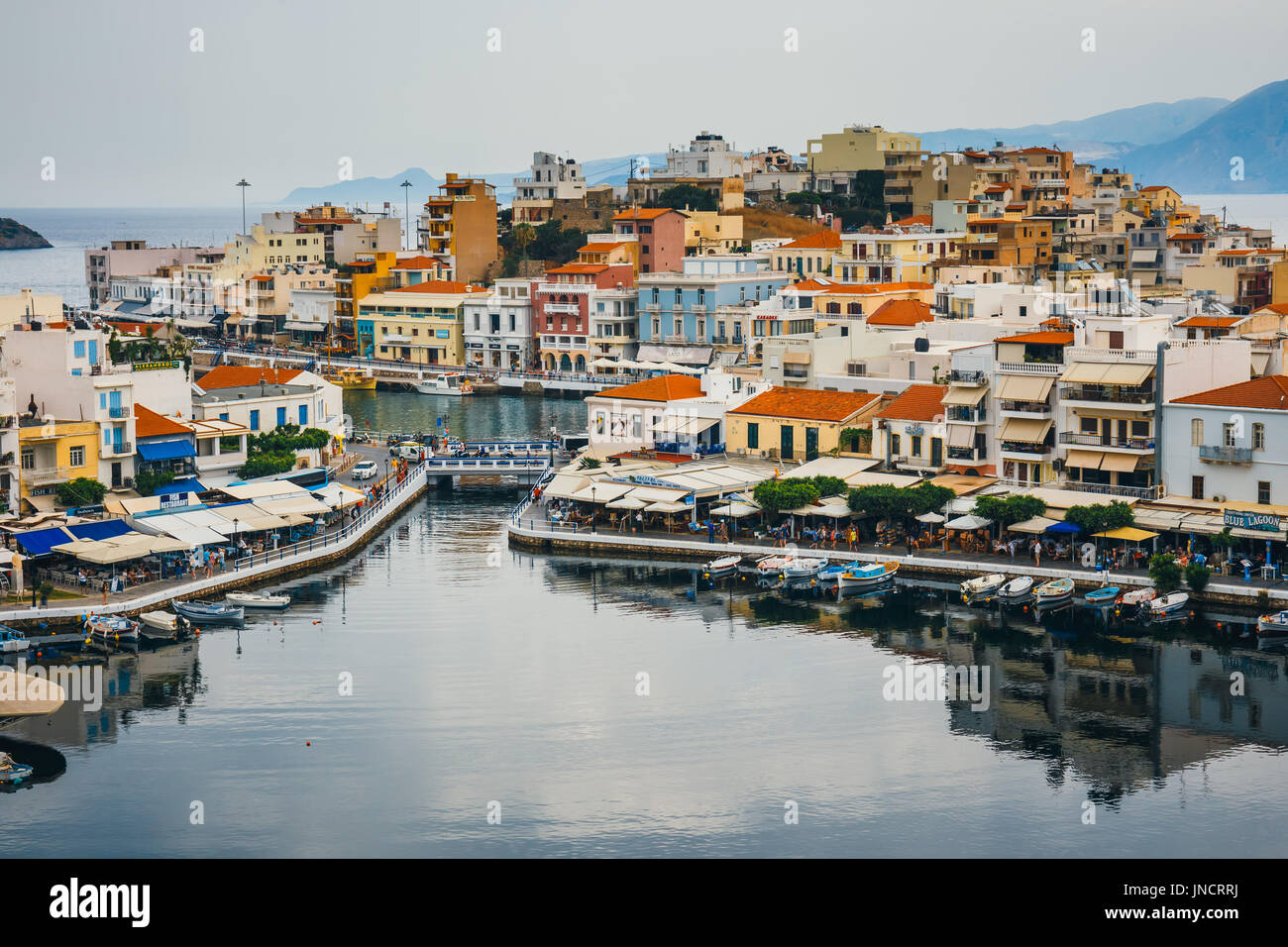 Agios Nikolaos, Creta, Grecia - Giugno 07, 2017: Agios Nikolaos città a sera d'estate. Agios Nikolaos è uno dei più città turistiche su Creta isla Foto Stock