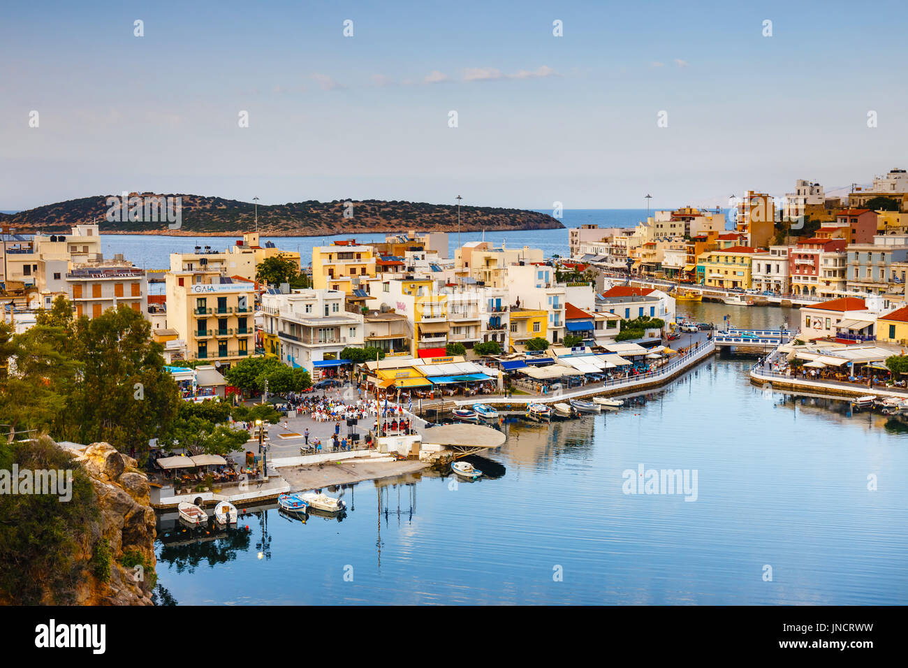 Agios Nikolaos, Creta, Grecia - Giugno 08, 2017: Agios Nikolaos città a sera d'estate. Agios Nikolaos è uno dei più città turistiche su Creta isla Foto Stock