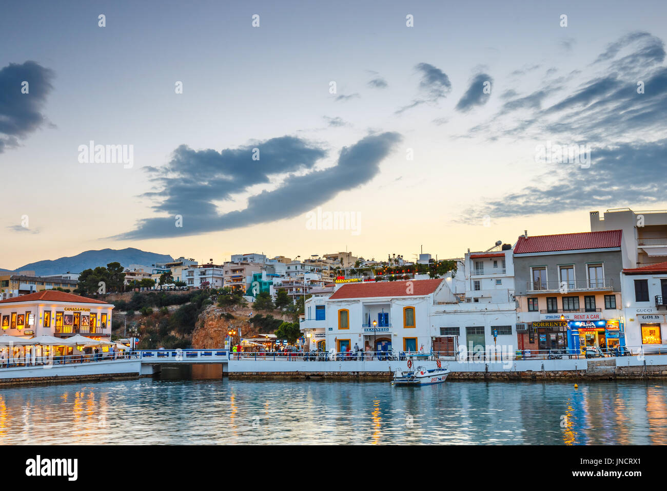 Agios Nikolaos, Creta, Grecia - Giugno 08, 2017: Agios Nikolaos città a sera d'estate. Agios Nikolaos è uno dei più città turistiche su Creta isla Foto Stock