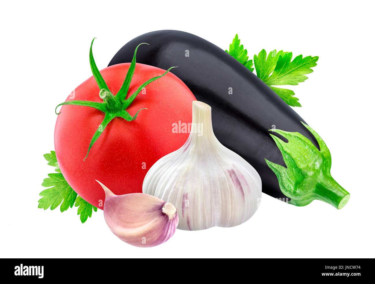 Verdure isolato. Melanzane, pomodoro e aglio isolati su sfondo bianco Foto Stock