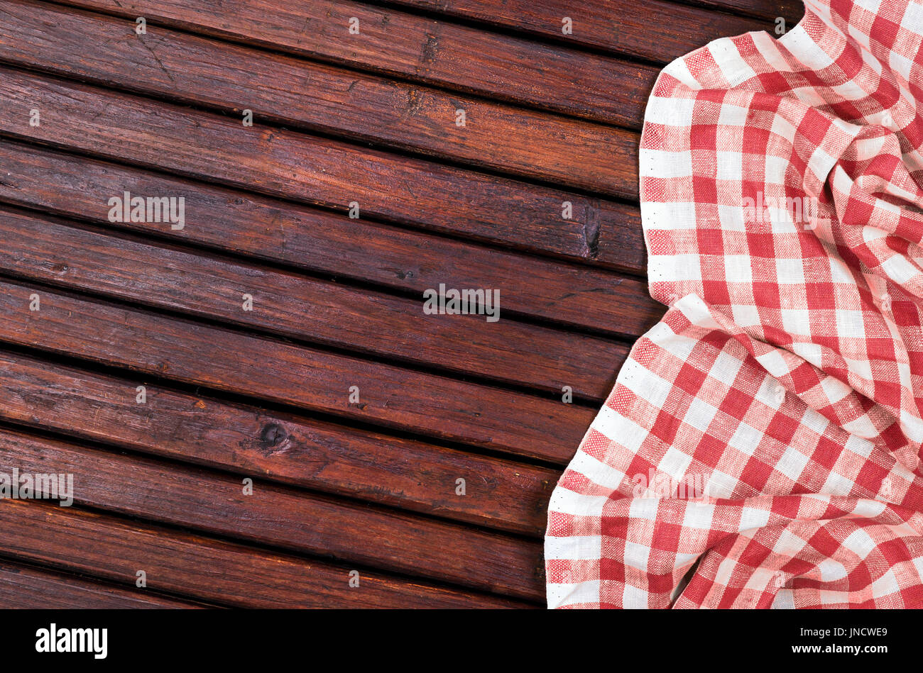 Rosso tovaglia a scacchi in legno scuro con tavolo, vista dall'alto con spazio di copia Foto Stock
