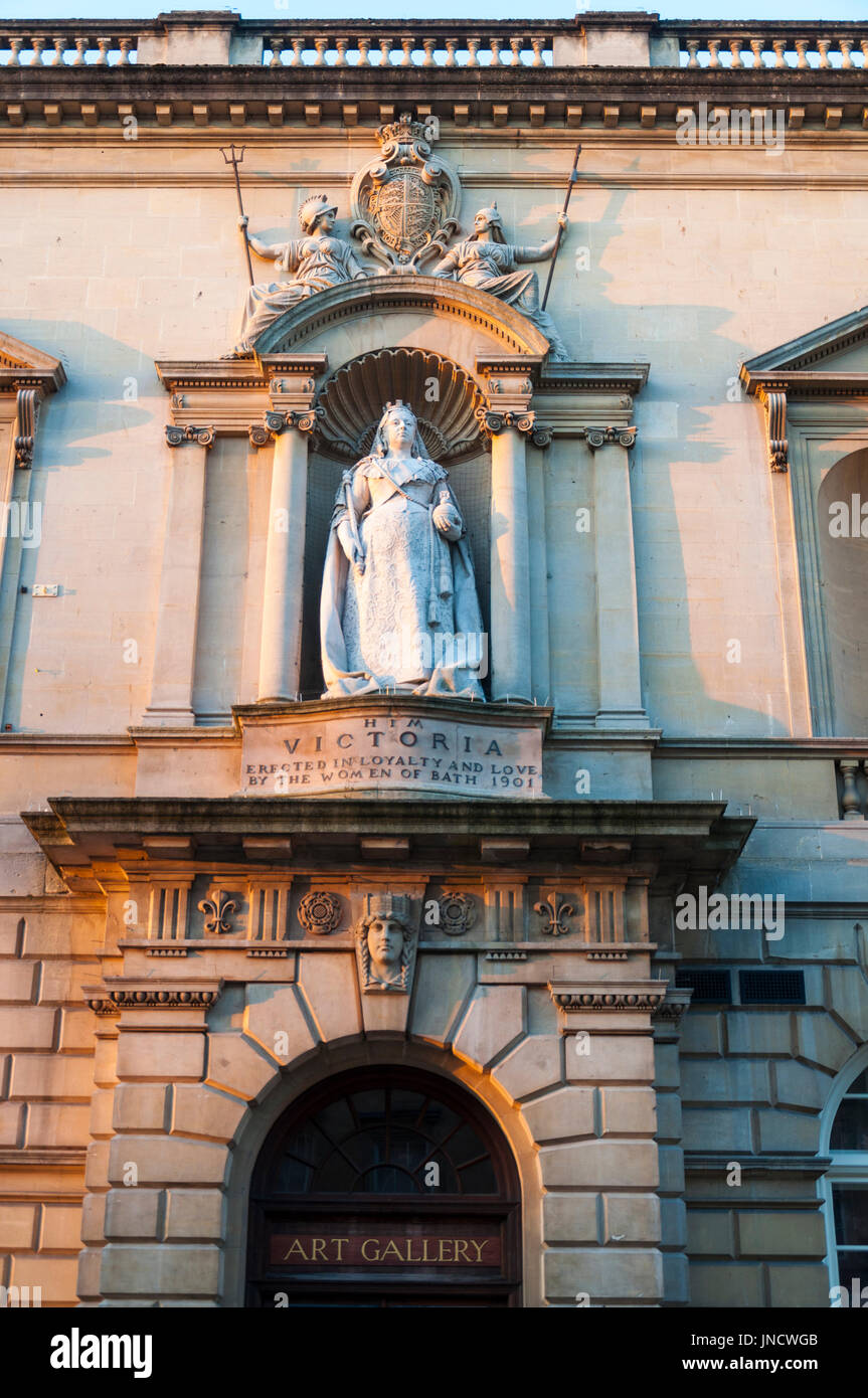 Statua della regina Victoria sopra l'entrata di Victoria Art Gallery in bagno, Somerset, Inghilterra, Regno Unito Foto Stock