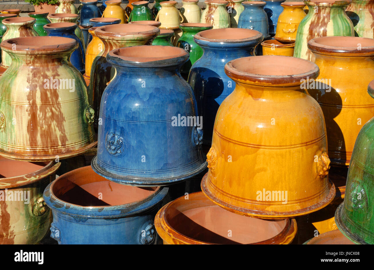 Foto di gruppo di colorati vasi di terracotta in ANDUZE, Francia Foto stock  - Alamy