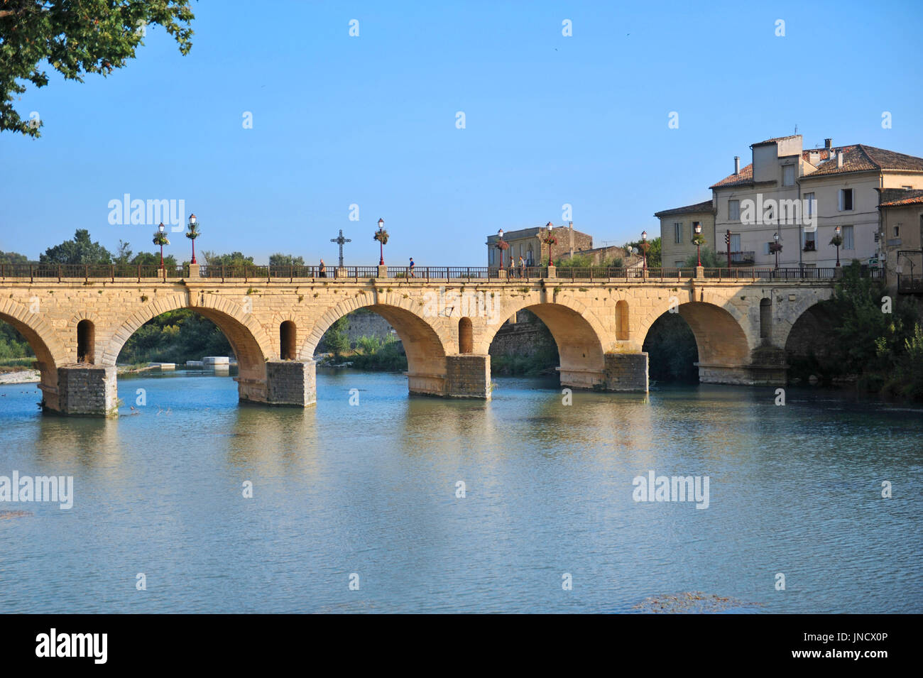 Ponte di Sommieres città con il fiume Vidourle Foto Stock