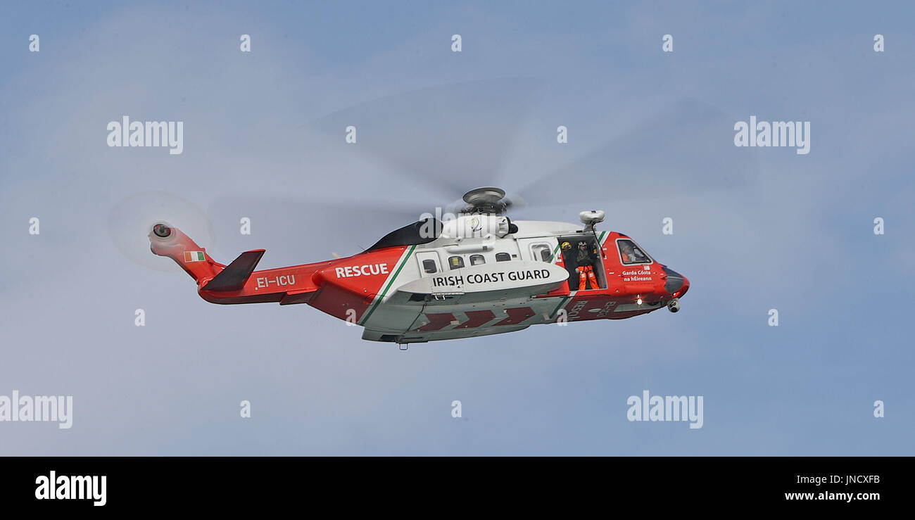 La nuova 116 Salvataggio in elicottero preforme a flypast durante un cross border flottiglia sul Carlingford Lough in memoria di un equipaggio di un elicottero di salvataggio che si è schiantato fuori della contea di Mayo costa. Foto Stock