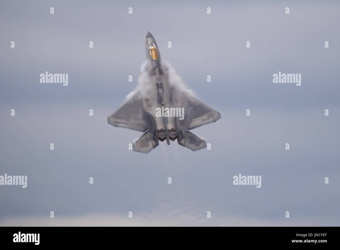 US Air Force F-22 Raptor eseguire una routine impressionante al 2017 Royal International Air Tattoo Foto Stock