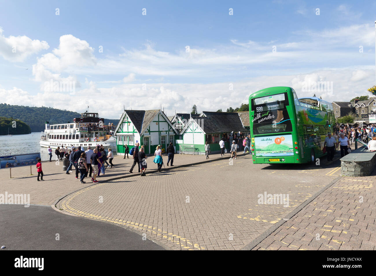 Nuova flotta di open top bus per operare nel distretto del Lago Foto Stock