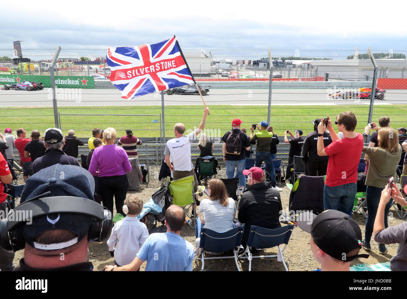 Giro pre-gara - Silverstone Bandiera sul circuito Formula1, Gran Bretagna F1 GP , Regno Unito Foto Stock